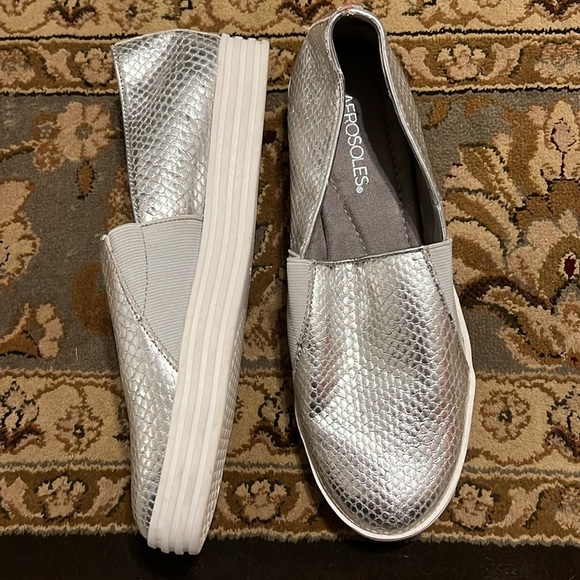 Comfy Aerosoles silver SALTWATER stretchy slip-ons 7.5 EUC - Picture 5 of 8